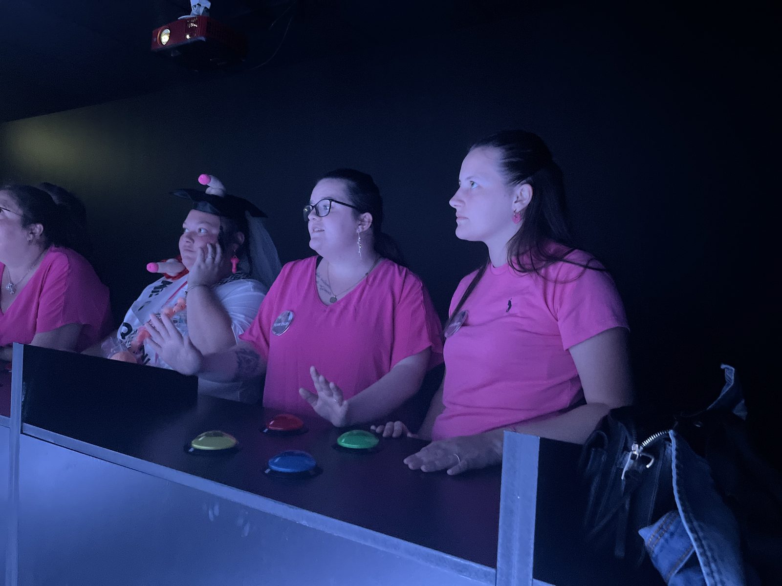 Session d'iQuiz en groupe, ambiance jeu télévisé